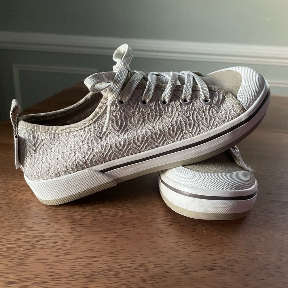 NWOT Keen Beige Textured Sneakers Women's size 5/35